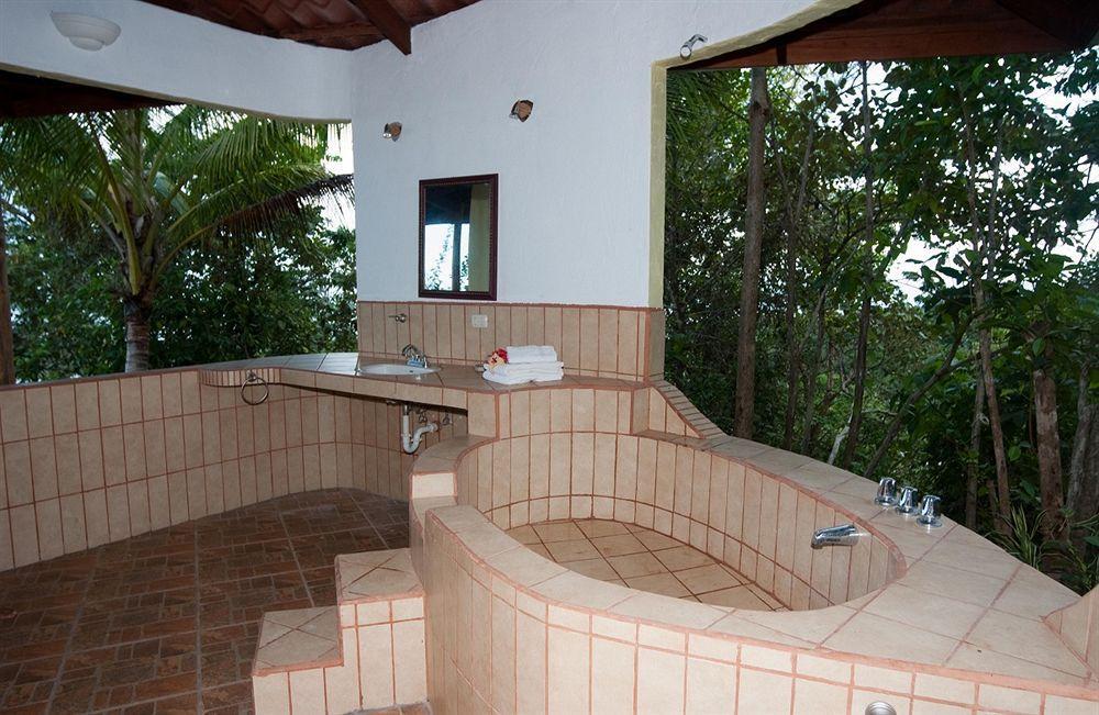 Lagunavista Villas Carate Exterior photo