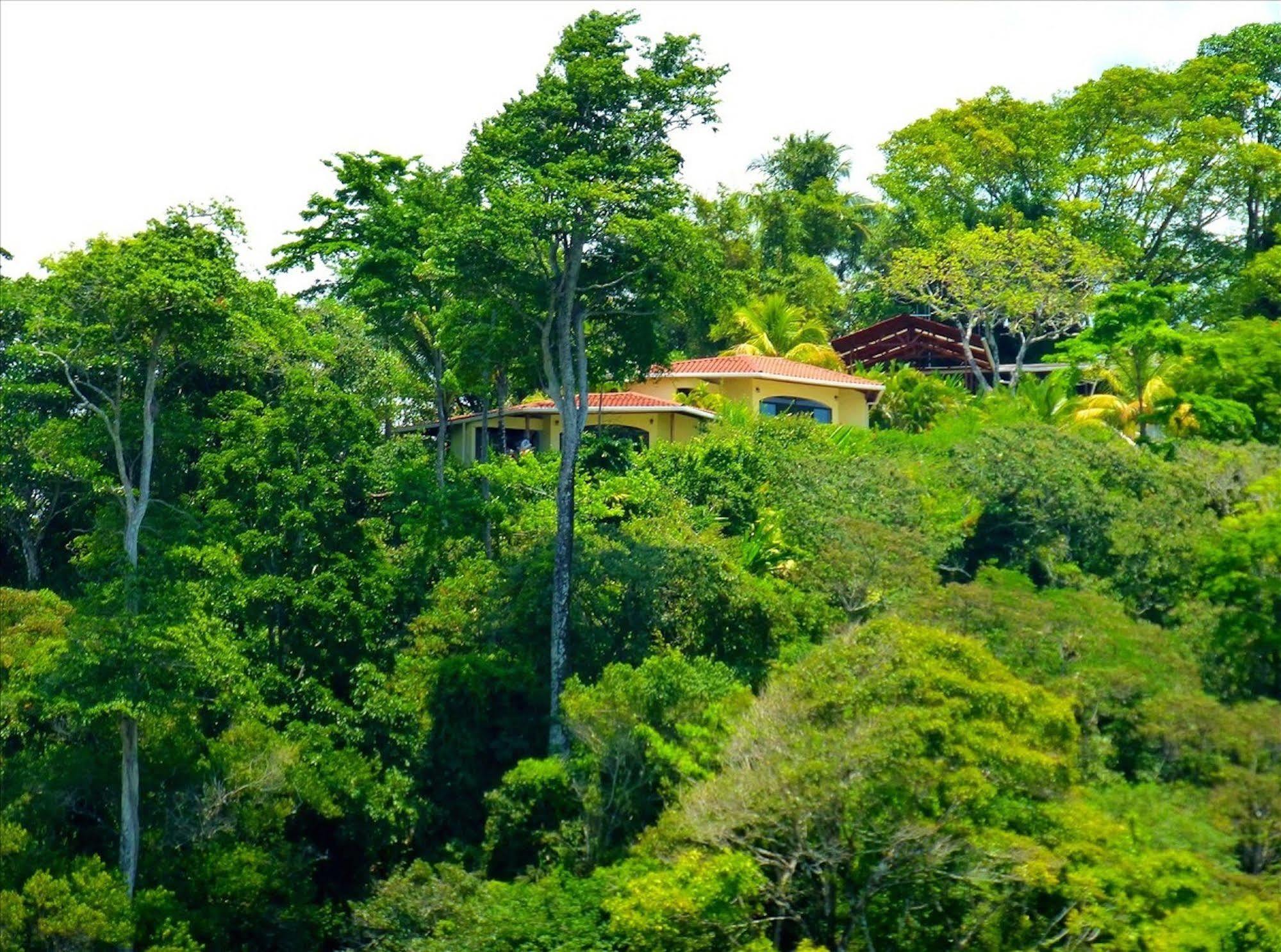 Lagunavista Villas Carate Exterior photo